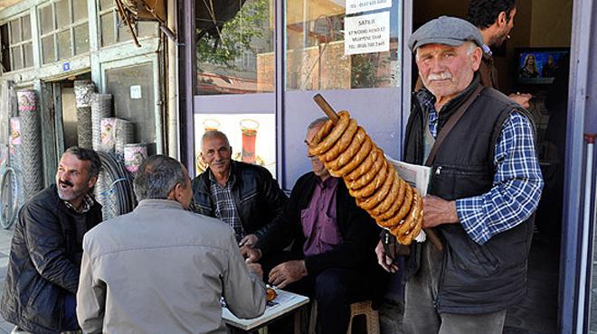 71 yanda her gn kilometrelerce yryp simit satyor