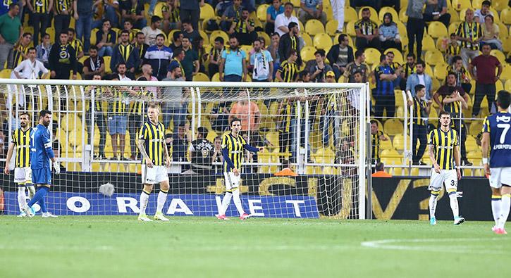 Kadky'de taraftarlar Fenerbaheli futbolcular protesto etti