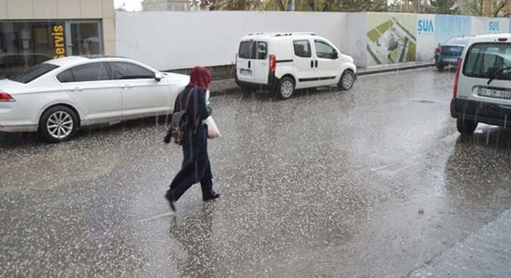 Kars ve Ar'da aralklarla devam eden saanak sonras yaan dolu etraf beyaza brd