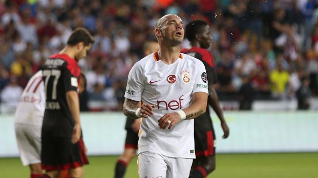 Wesley Sneijder'den hakeme Trke tepki: Galatasaray olunca penalty vermiyor