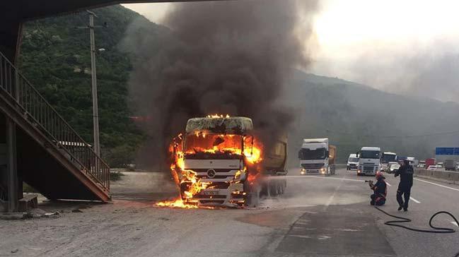 Sakarya'da kamyon alev alev yand