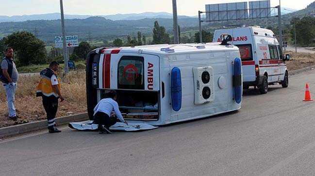 anakkale'ye hasta nakli yapan ambulans devrildi