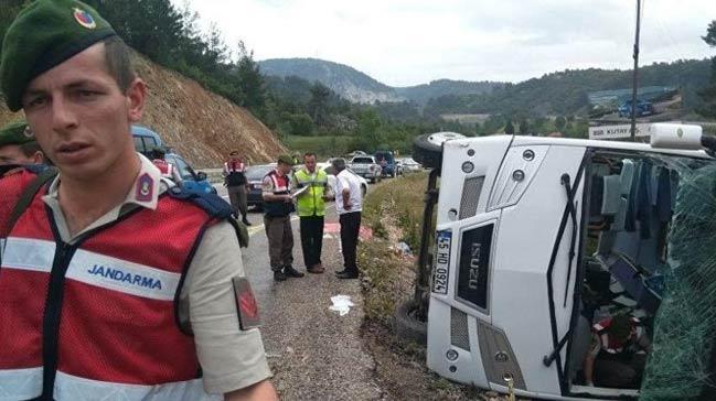 Ukraynal turistleri tayan midibs devrildi: 17 yaral