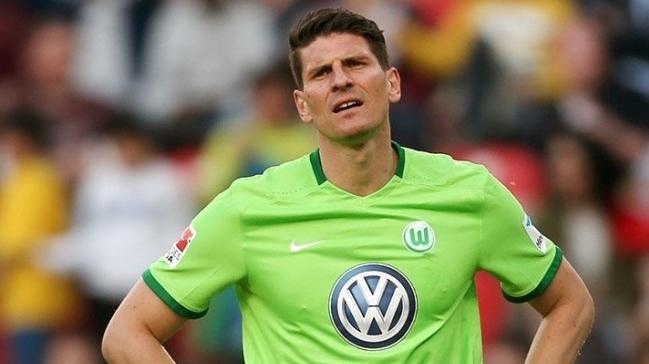 Mario Gomez'li Wolfsburg play-out ma oynayacak