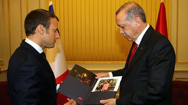 Cumhurbakan Erdoan, Macron'a '15 Temmuz Darbe Giriimi ve Milletin Zaferi' kitabn hediye etti