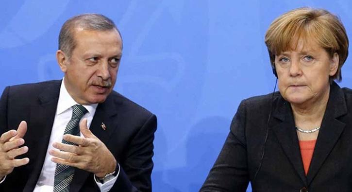 Cumhurbakan Erdoan'la gren Merkel'den skandal istek: Deniz Ycel'i brakn