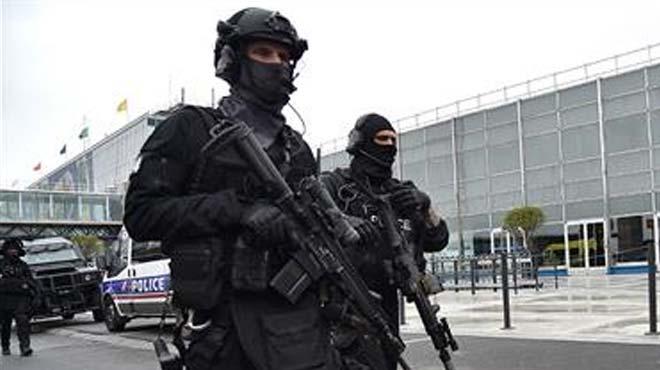Paris'teki Orly Havaliman'nda yolcularn tahliye edildii iddia edildi