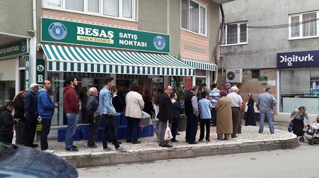 Bursa'da iftar vaktinde pide kuyruu