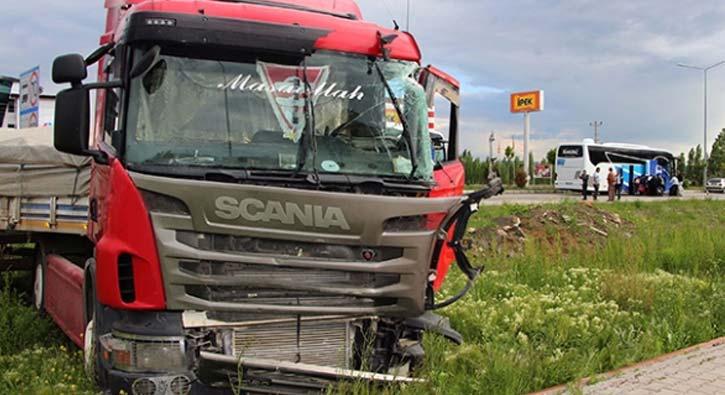 Sivas'ta yolcu otobs ile TIR'n arpt kazada 1 kii yaraland