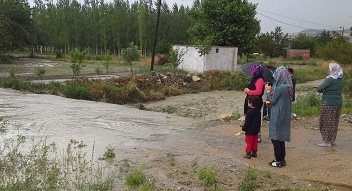 Manisada balayan saanak ya baz ev ve i yerlerinin su basmasna neden oldu