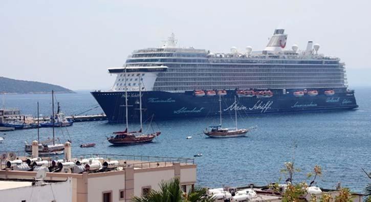 Bodrum'a demirleyen Mein Schiff 5 yolcu gemisi esnafn yzn gldrd 