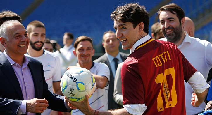 Totti formasyla poz veren Kanada Babakan Trudeau: Dnyada ei olmayan bir vedayd