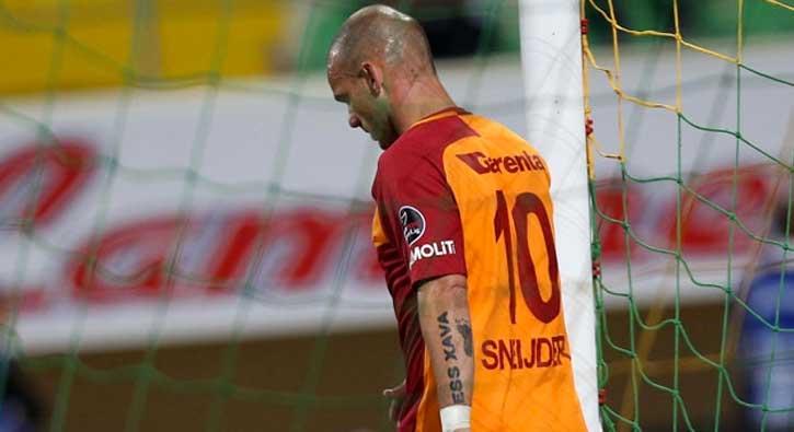 Wesley Sneijder oyundan alnnca yedek kulbesine sert tepki gsterdi