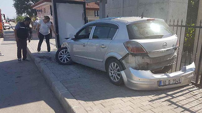 retmenin otomobili duraa dald: 5 renci yaral