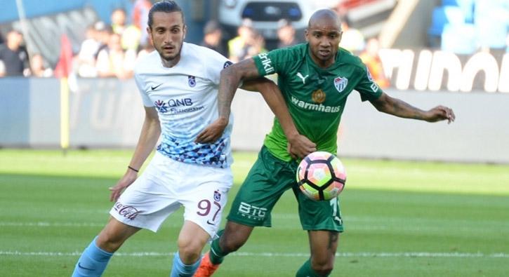 Bursaspor deplasmanda Trabzonspor'u 2-1 yendi ve ligde kald