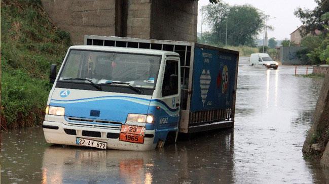 Edirne'de caddeler gle dnd; onlarca ara yolda kald