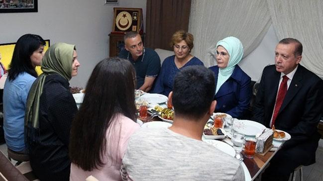 Cumhurbakan Erdoan, 15 Temmuz ehidinin evinde iftar yapt