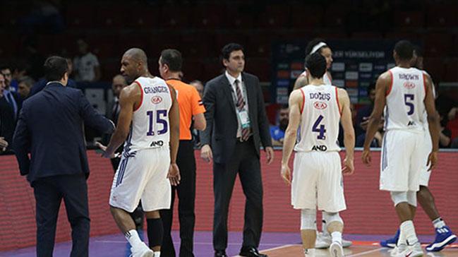 Anadolu Efes Bakan takm soyunma odasna gtrd