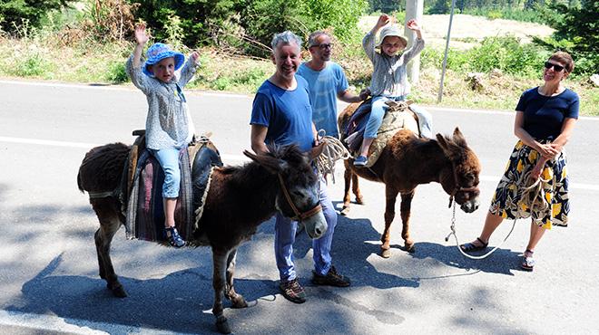 'Christian Amca' eekleriyle turistlerin hizmetinde