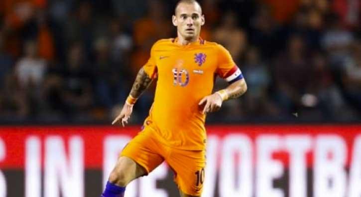 Wesley Sneijder 130. kez Milli Takm formasn giyerek Edwin van der Sar'n rekorunu egale etti