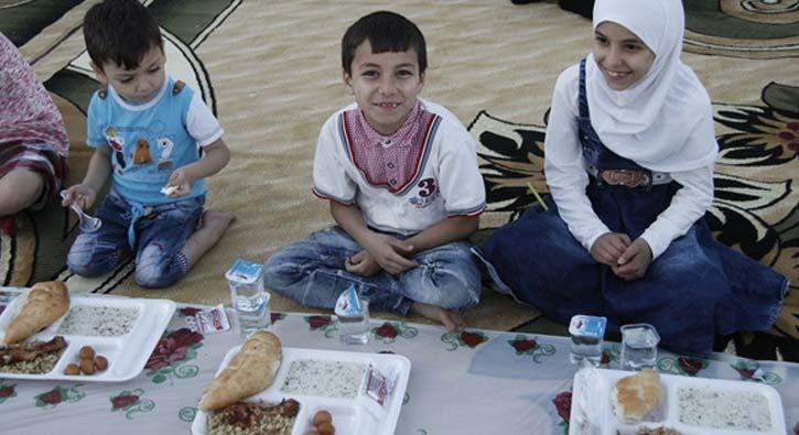 Suriyeli yetimler iftar yemeinde bulutu