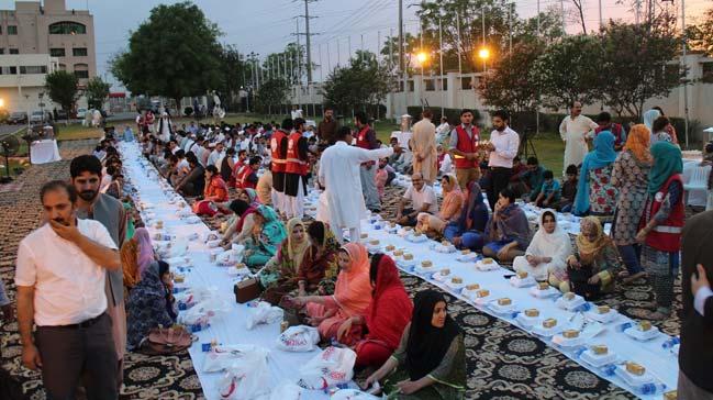 Trk Kzlay, Pakistan'n bakenti slamabad'da 500 kiiye iftar verdi