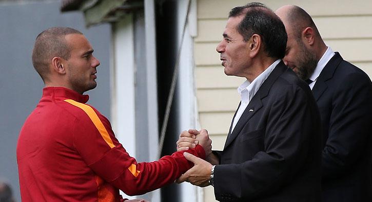 Sneijder kendisine takm bakyor