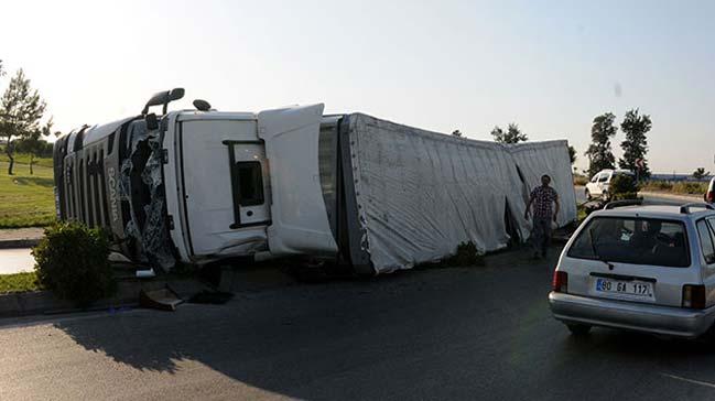 Adana'da viraj alamayan TIR devrildi