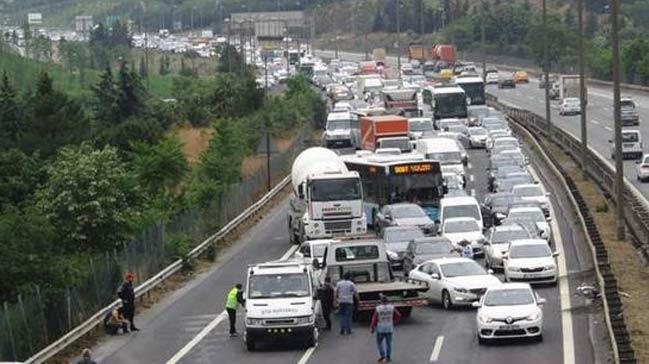 TEM Otoyolu Ataehir Mevkii Ankara istikametinde zincirleme kaza