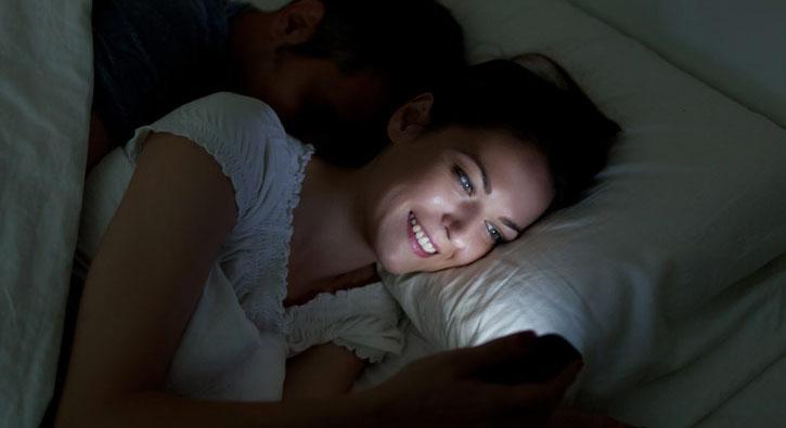 Yatakta telefon kullanmak melatonin hormonunun salglanmasn azaltyor