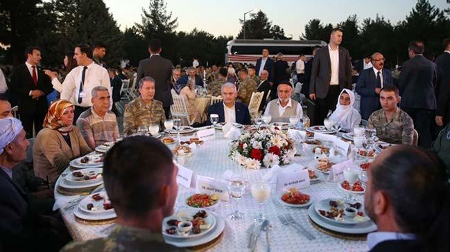 Babakan Yldrm ehit aileleri ve askerlerle iftarda bulutu