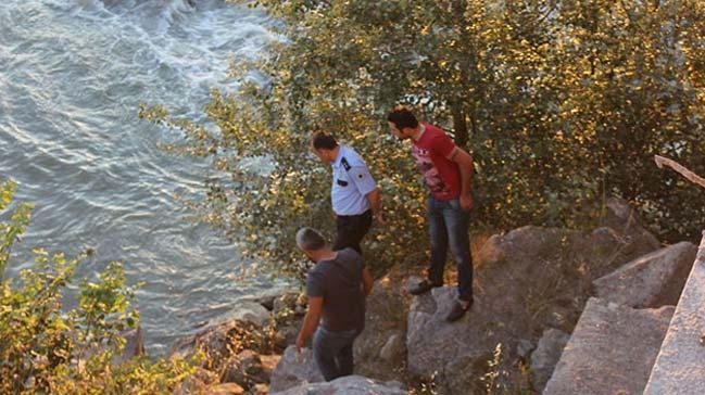 Serinlemek iin Sakarya Nehri'ne giren Suriyeli kayboldu