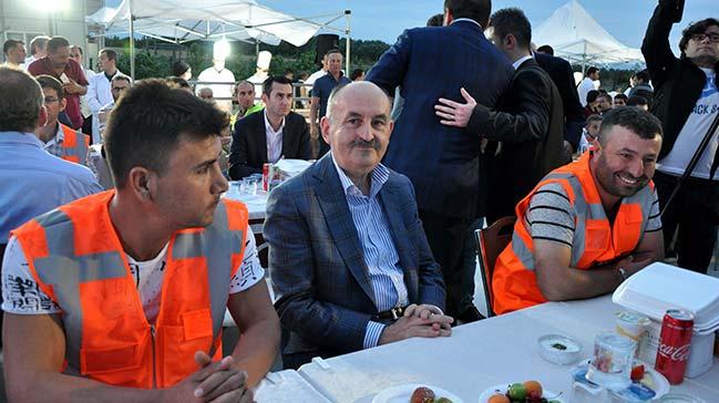 Bakan Mezzinolu hastane antiyesinde iilerle iftar yapt 