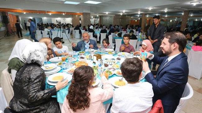 Bakan Albayrak Suriyeli yetimlerle iftar yapt