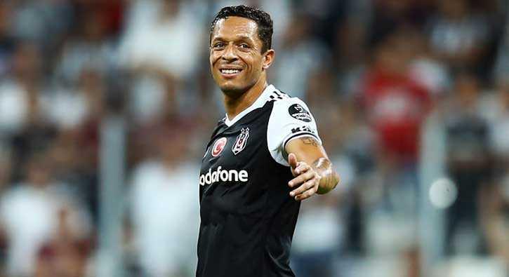 Beikta Adriano transferi nedeniyle Barcelona'ya 400 bin Euro deyecek