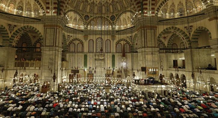 stanbul'da son teravih namaz klnd