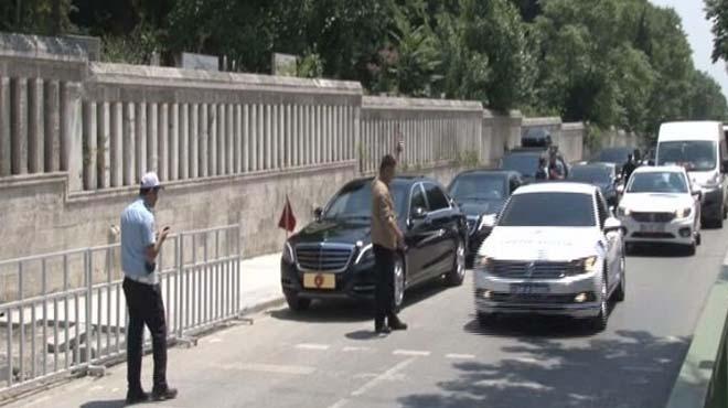 Cumhurbakan Erdoan mezar ziyaretlerinde bulundu