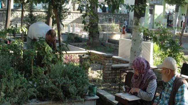 Bayram sabah mezarlklara ziyaretiler akn etti