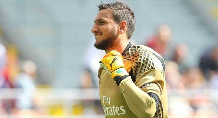 Gianluigi Donnarumma Milan ile szleme yenilemek iin grme yapacan aklad