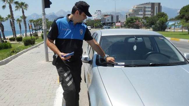 Antalya'da polis 'aka ceza makbuzu'yla vatandalar uyard