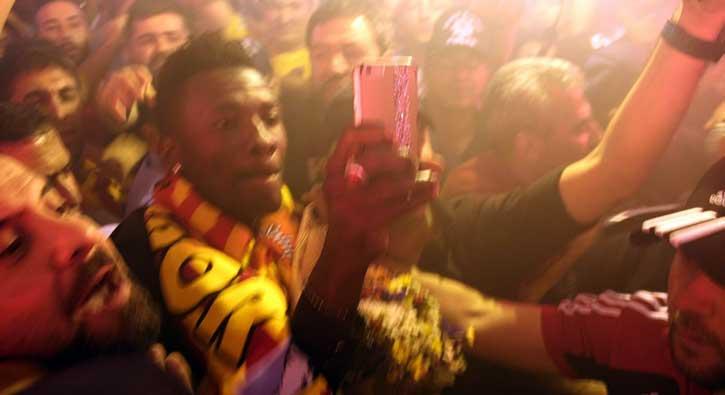 Kayserispor'un yeni transferi Asamoah Gyan' havaalannda binlerce taraftar karlad