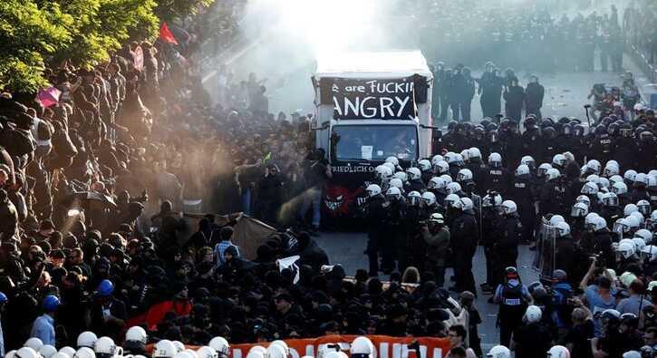 G20 Zirvesi ncesinde polis ile gstericiler arasnda olaylar kt