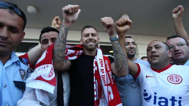 Antalyaspor'un yeni transferi Jeremy Menez, ar zorlamaya bal kask ft oldu