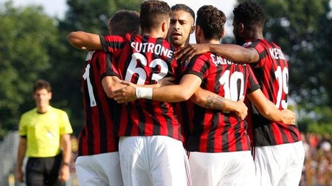 Milan'da 10 numaray Hakan alhanolu giydi