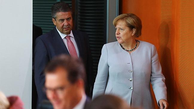 Alman Bakan Gabriel: Merkel, imdiye dek grlmemi bir sahtekarlk seviyesi gsterdi