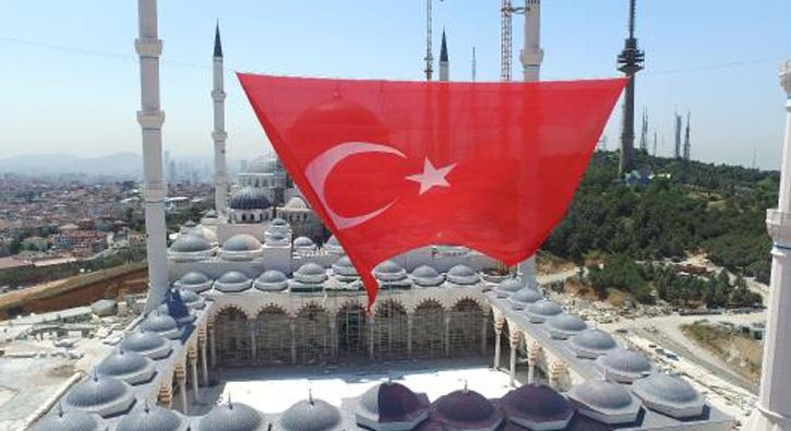 15 Temmuz ehitleri ansna amlca Camii'ne dev bayrak asld 