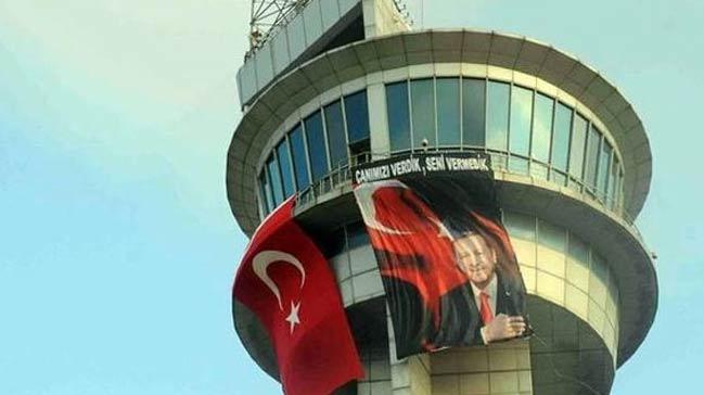 Kuleye Trk bayra ve Erdoan posteri