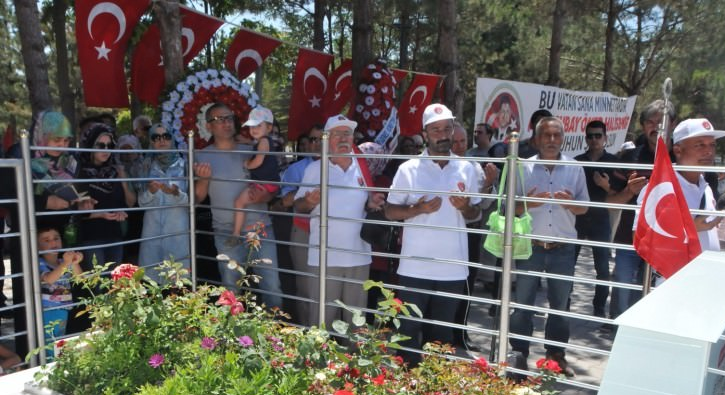 Trkiye'nin drt bir tarafndan gelen vatandalar mer Halisdemir'in kabrine kotu