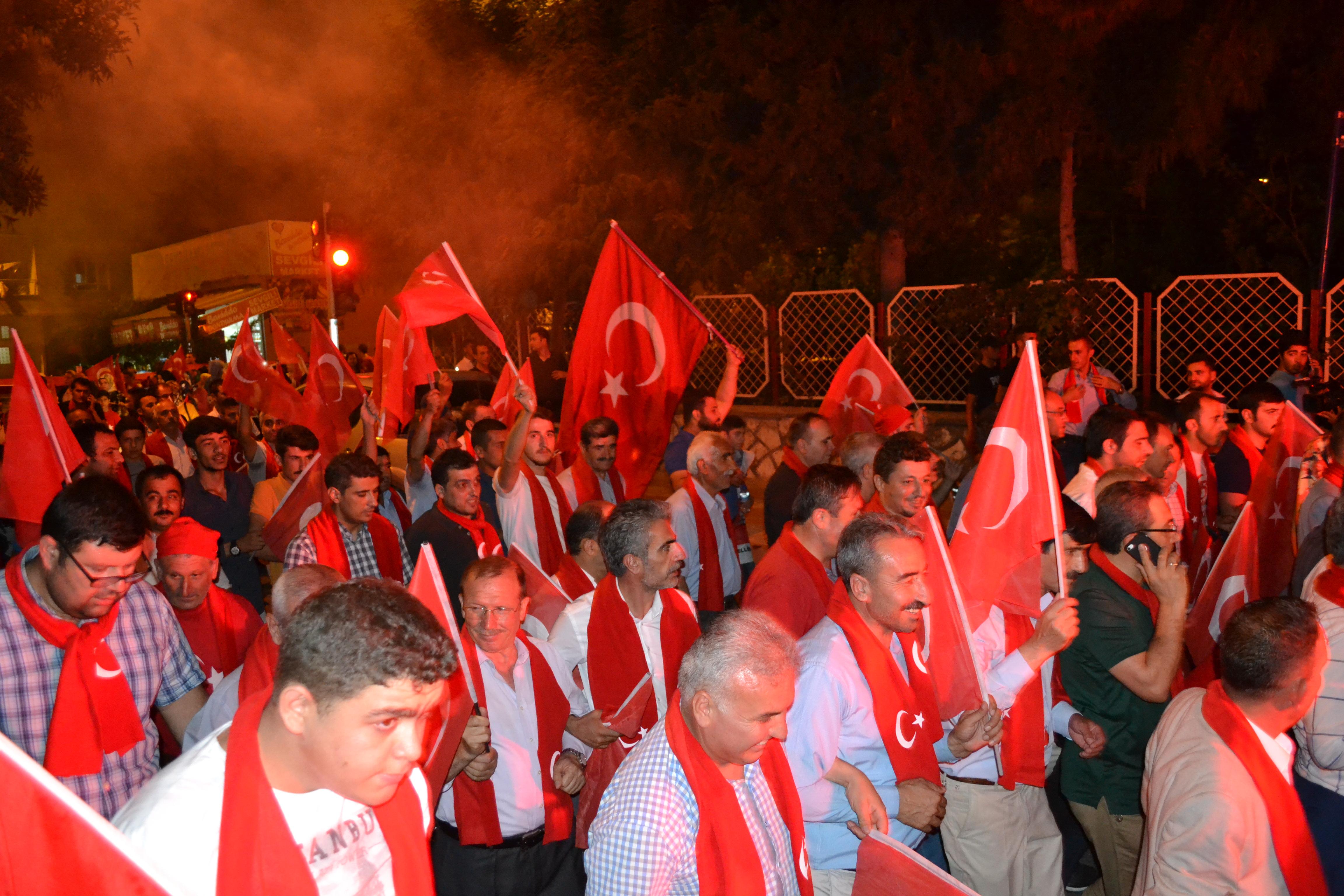 Binlerce insan Trk bayraklaryla meydanlar doldurdu