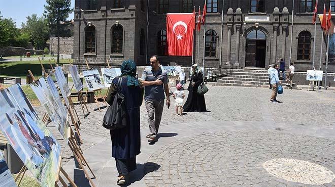 Diyarbakr'da vatandalardan darbe giriimine tepki